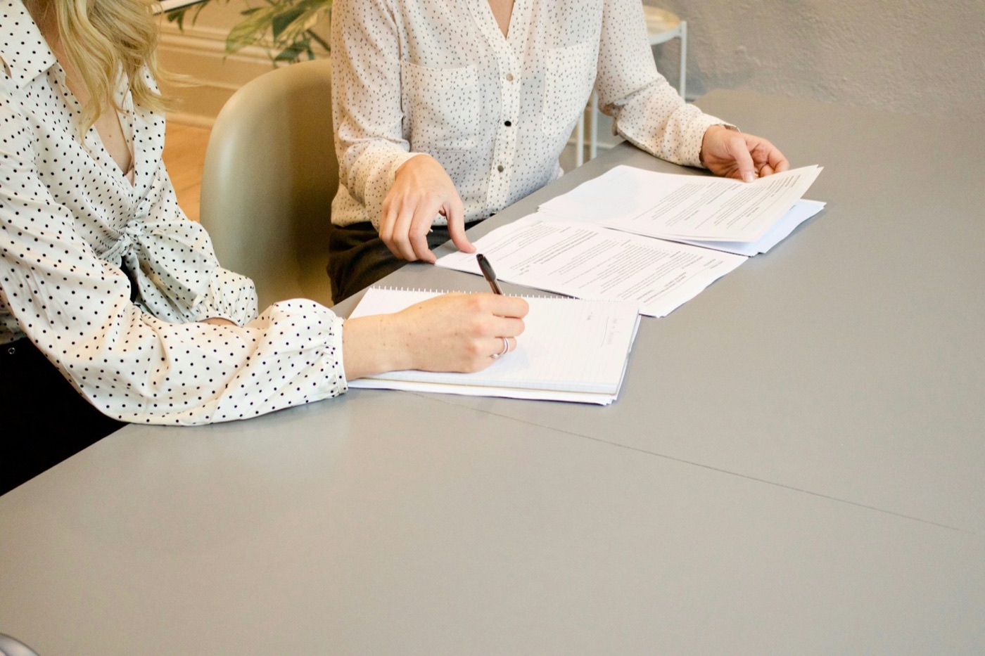 Travail à deux sur des documents et prise de notes.